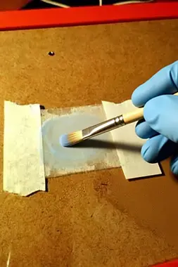 Aplicación de la pasta de grabado sobre la plantilla con pincel