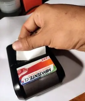 Forma correcta de cortar el papel contra los dientes de corte
