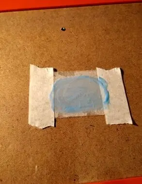 Plantilla fijada con cinta de papel antes de aplicar el ácido