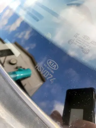 Patente grabada en el vidrio de un vehículo